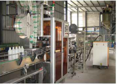 Ūdensizturīga un nerūsējoša saraušanās uzmavu etiķešu mašīna PVC un PET pudelēm