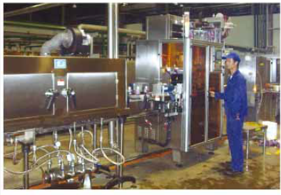 Ūdensizturīga un nerūsējoša saraušanās uzmavu etiķešu mašīna PVC un PET pudelēm