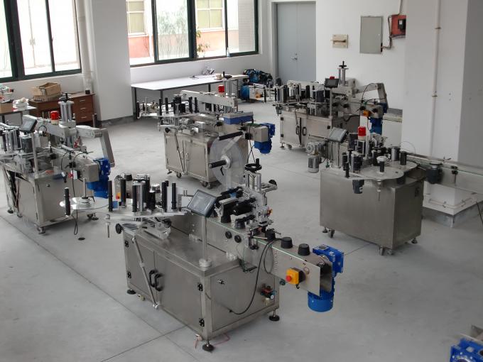 Kvadrātveida pudele ar dubultu sānu horizontālu marķēšanas mašīnu parasts vai neregulārs trauks