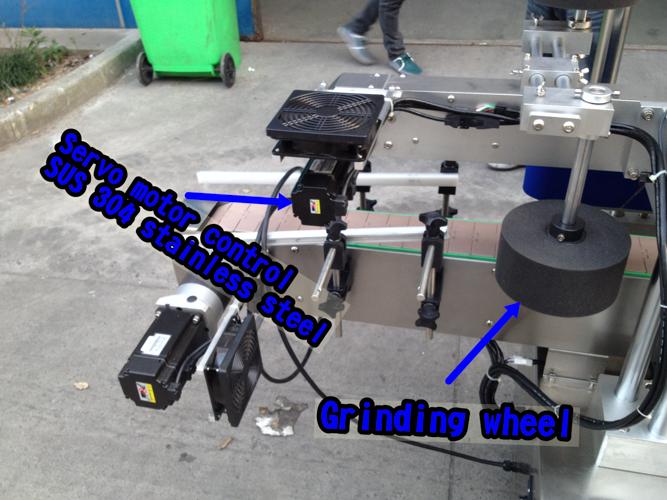 Horizontāla mazu pudeļu marķēšanas mašīna / automātiska etiķešu uzklāšanas mašīna