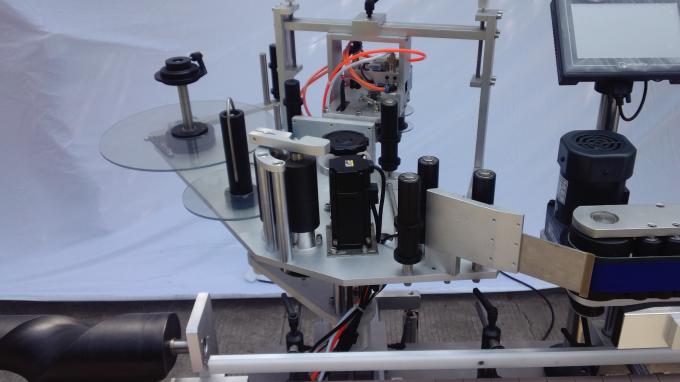 Plastmasas etiķešu marķēšanas mašīna divpusējām vai vienpusējām 220V 1,5HP 50 / 60HZ