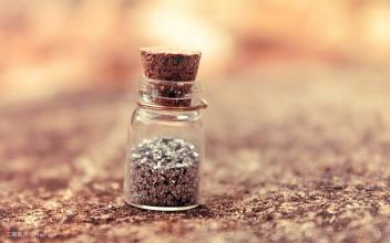 Ātrgaitas SUS304 Economy Automātiska burku un pudeļu flakonu marķēšanas mašīna uzlīmju līmēšanai