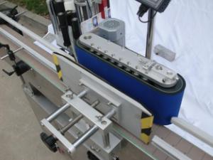 Automātiska apaļas pudeles marķēšanas mašīna nesausai līmi, koka korpusa / eksporta iepakojuma marķēšanas mašīna CE