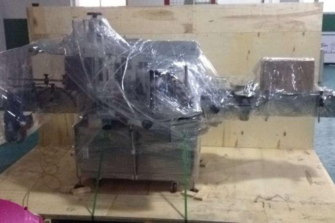 Alumīnija sakausējuma Opp flakona marķēšanas mašīna apaļai pudelei, rūpnieciskā marķēšanas mašīna