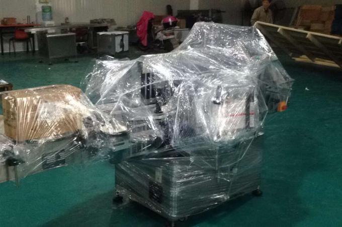 Alumīnija sakausējuma Opp flakona marķēšanas mašīna apaļai pudelei, rūpnieciskā marķēšanas mašīna