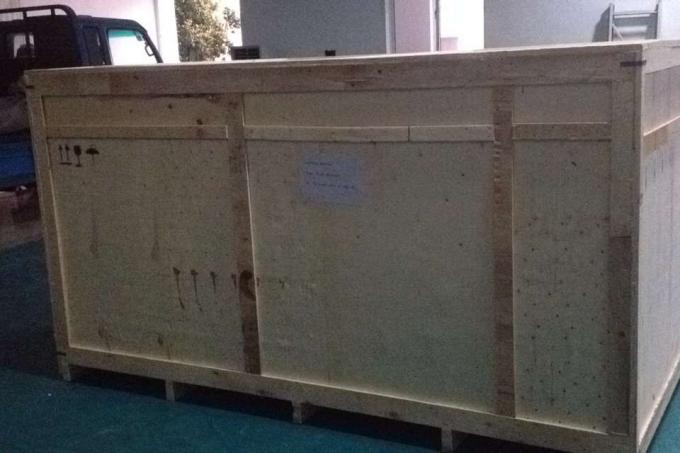 Alumīnija sakausējuma Opp flakona marķēšanas mašīna apaļai pudelei, rūpnieciskā marķēšanas mašīna