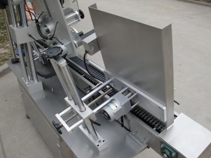 Ātrgaitas mazas apaļas kārbu etiķešu līmēšanas mašīna, acu melnas pudeles etiķešu uzlīmju mašīna kosmētikai