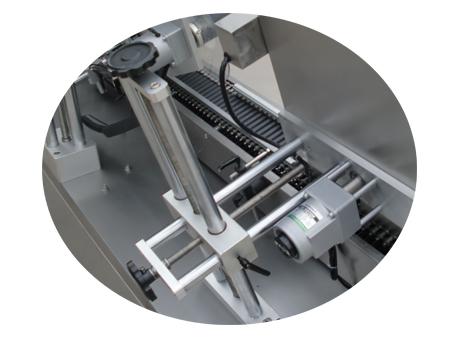 Papīra cauruļu marķēšanas mašīna 500 rullīšu gulējamā pašlīmējošā auduma uzlīmes etiķete