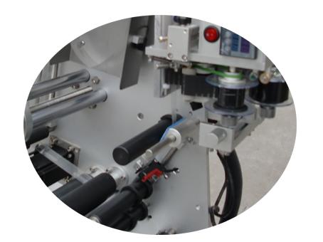 10 ml maza pudeles etiķetēšanas mašīna ar sertifikāta divslāņu etiķetes uzlīmi