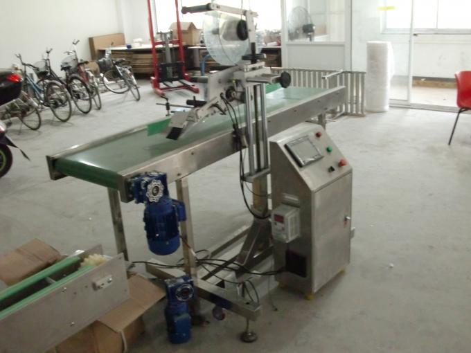 Galda virsmas pašlīmējošās uzlīmes plakanas virsmas etiķetes aplikators ar peidžeru mašīnu, kas baro objektus