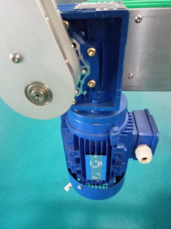 SUS304 Kabineta divpusēja kvadrātveida pudeles uzlīmju marķēšanas mašīna ar personīgās higiēnas līdzekļiem