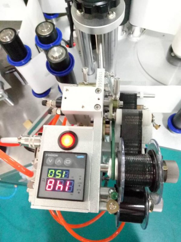 Etiķetes automātiskā Doubel sānu uzlīmju marķēšanas mašīna ar peidžeru un kodēšanas mašīnu