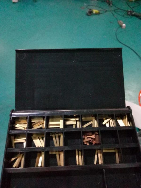 Etiķetes automātiskā Doubel sānu uzlīmju marķēšanas mašīna ar peidžeru un kodēšanas mašīnu