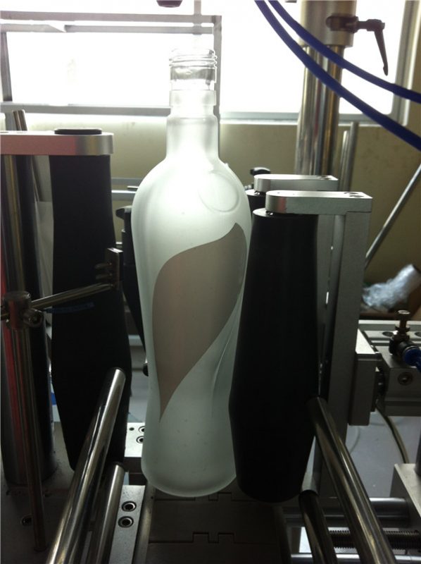 Dzērienu rūpniecības apaļas pudeles uzlīmju marķēšanas mašīna ar elektrību