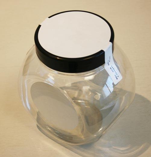 Augšējais plakano etiķešu uzklāšanas līdzeklis plakanai pusei / uzlīme no augšas uz otru