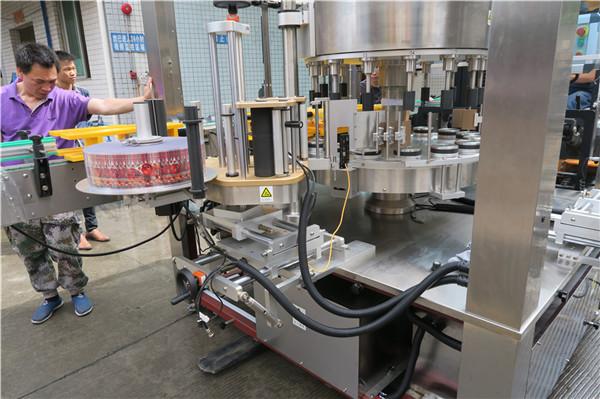 CE rotācijas uzlīmju marķēšanas mašīna ar vienu pilnu automātisko pudeles spārnu