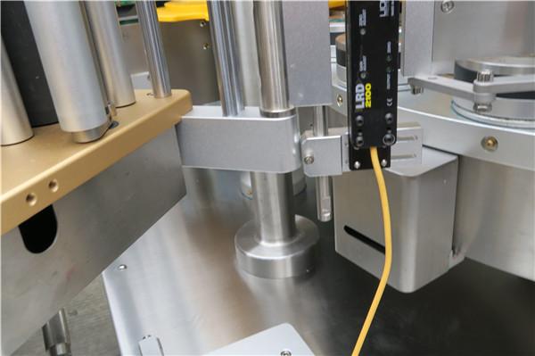 Ātrgaitas rotējošu uzlīmju uzlīmēšanas mašīna ar pildīšanas iekārtas opciju jostu