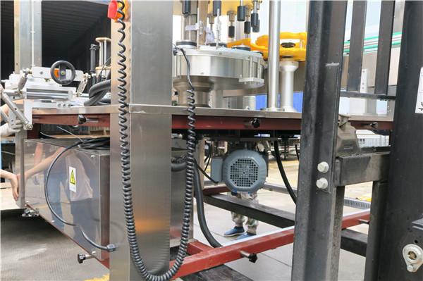 Apaļas pudeles rotācijas uzlīmes marķēšanas iekārtas aprīkojuma biezums ≥ 30mm