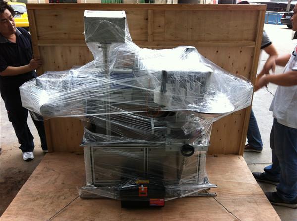 45 m / min ātruma uzlīmju uzlīmju uzklāšanas ierīce Sqaure / apaļas / plakanas ūdens pudelēm