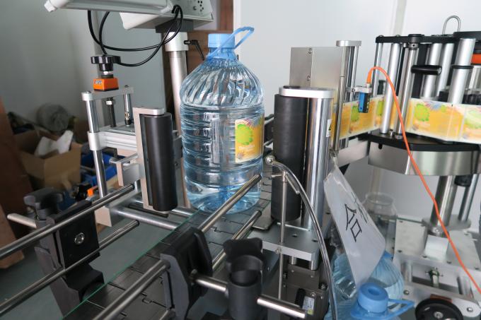 5L dzeramā ūdens apaļas pudeles uzlīmju marķēšanas mašīna, pašlīmējošo etiķešu uzlīmēšanas mašīna