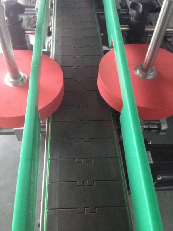 Automatizēts uzlīmju uzklāšanas aparāts apaļai / kvadrātveida / subuliformai pudelītei