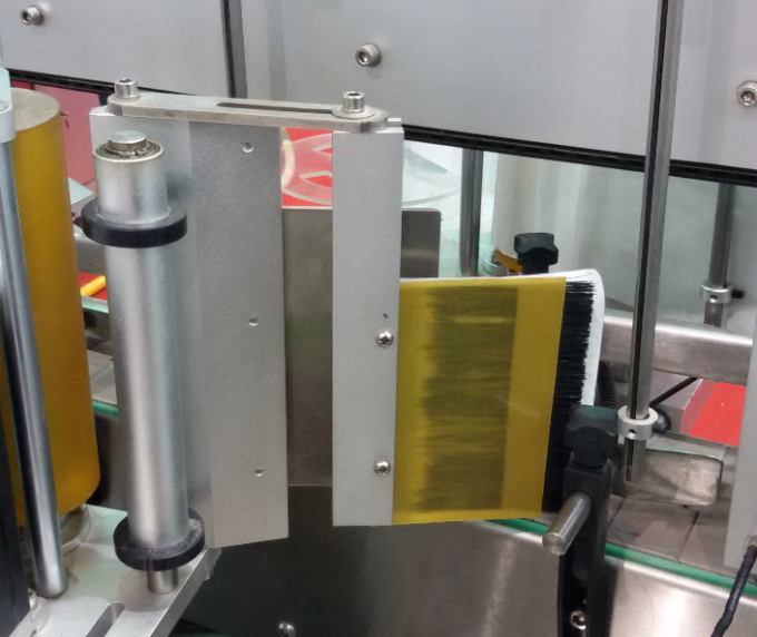 augšējā spiediena mehānisma augšējo pudeļu automātiskā pudeļu marķēšanas mašīna ar CE sertifikātu