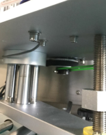 augšējā spiediena mehānisma augšējo pudeļu automātiskā pudeļu marķēšanas mašīna ar CE sertifikātu