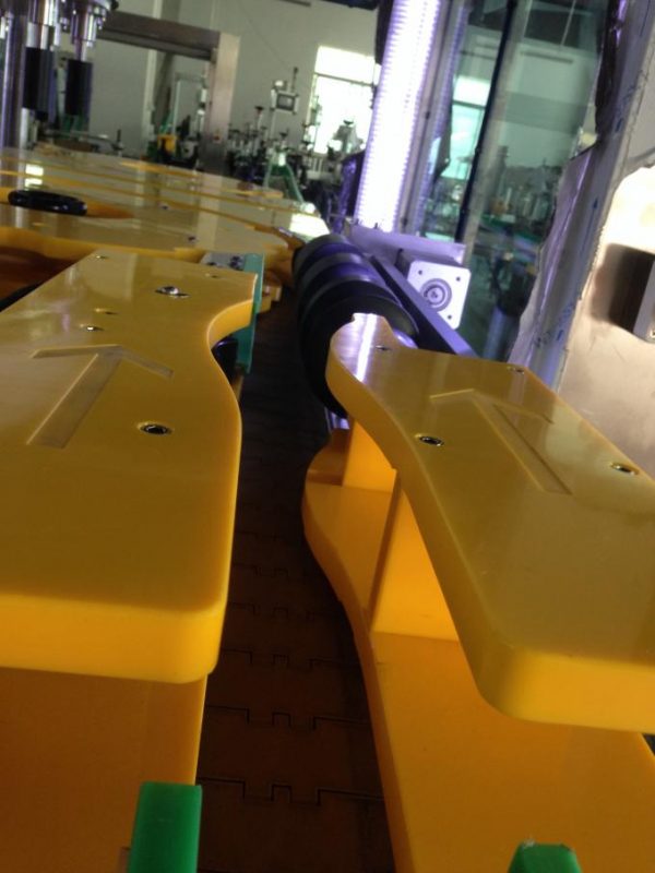 Augstas ražošanas vīna / alus pudeles marķēšanas mašīna, apaļa pudeles etiķete