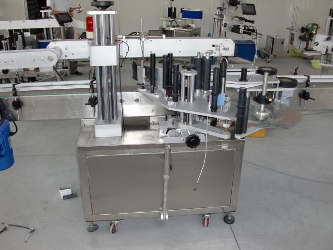 Plastmasas un stikla pudeles PLC kontrolē automātisko divpusējo uzlīmju uzlīmēšanas mašīnas servomotoru