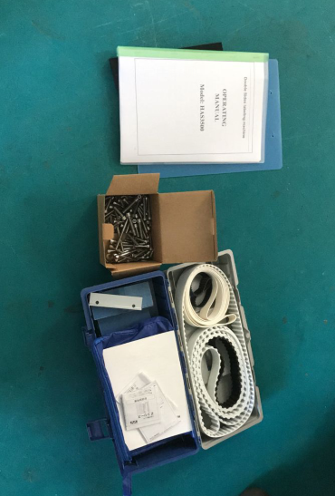 Ātrgaitas divpusēju uzlīmju uzlīmēšanas mašīna kvadrātveida / apaļas / plakanas pudeles pagatavošanai