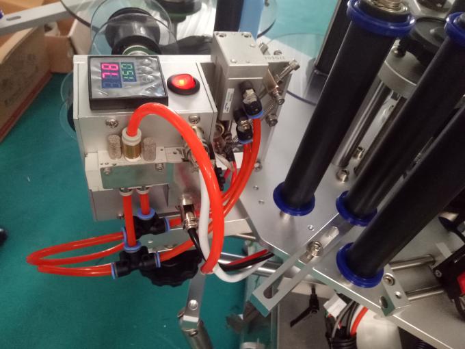 Pielāgota trīs vai divpusēju uzlīmju marķēšanas mašīna ar kodēšanas mašīnu