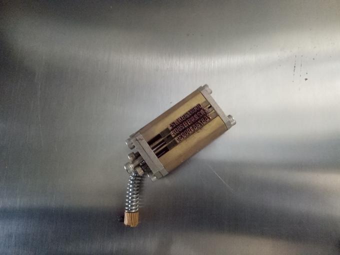 Pielāgota trīs vai divpusēju uzlīmju marķēšanas mašīna ar kodēšanas mašīnu