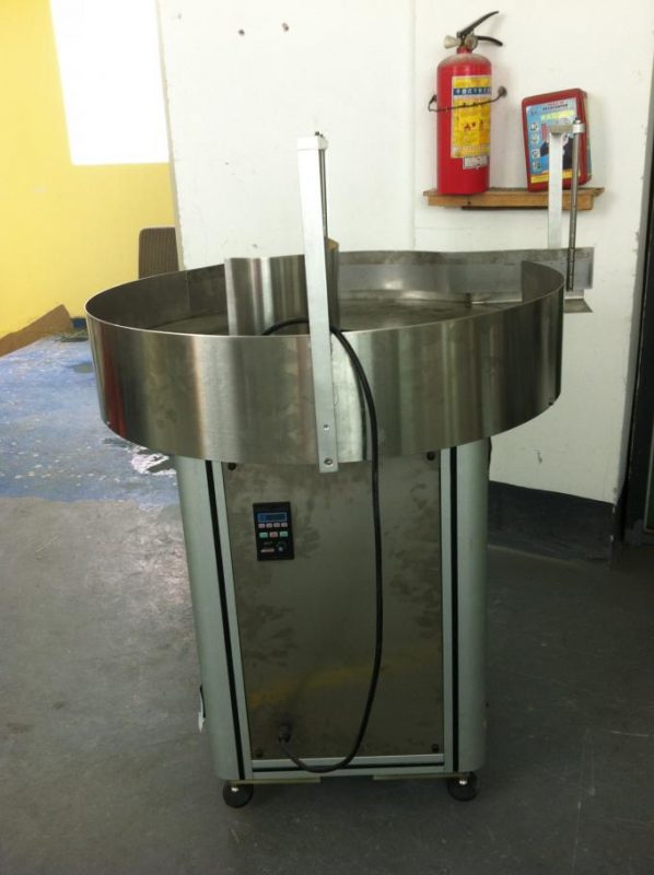 Pilnībā automātiska pašlīmējošo etiķešu uzklāšanas aprīkojuma dubultā puse