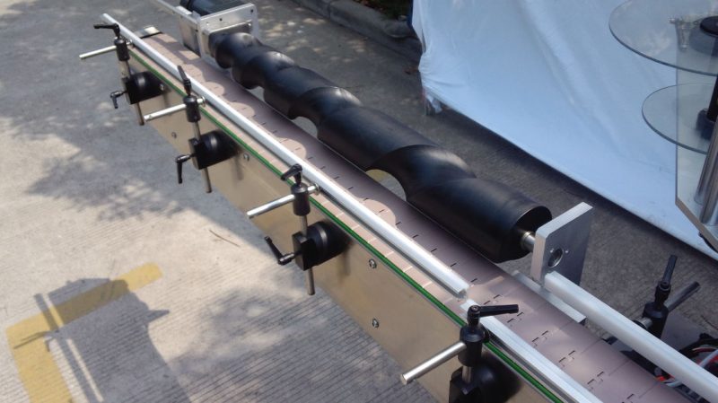 Ķīna Iepakojuma apaļa pudeles marķēšanas mašīna lietotam automātiskās rūpnīcas cenas pašlīmējošam piegādātājam