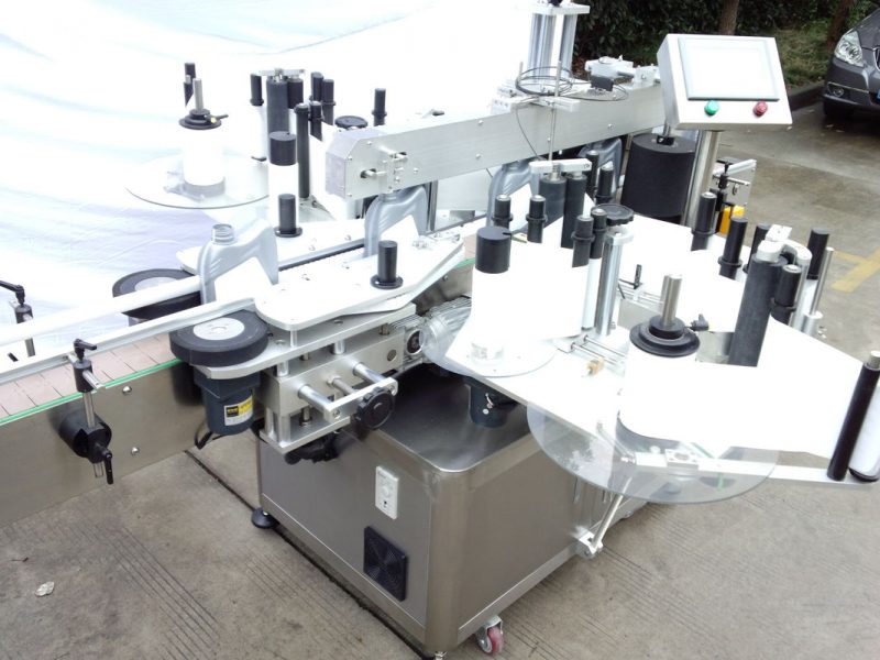 Ķīnas CE sertifikāta automātiskās pudeles marķēšanas iekārtas stikla pudeles dubultās sānu uzlīmes piegādātājs