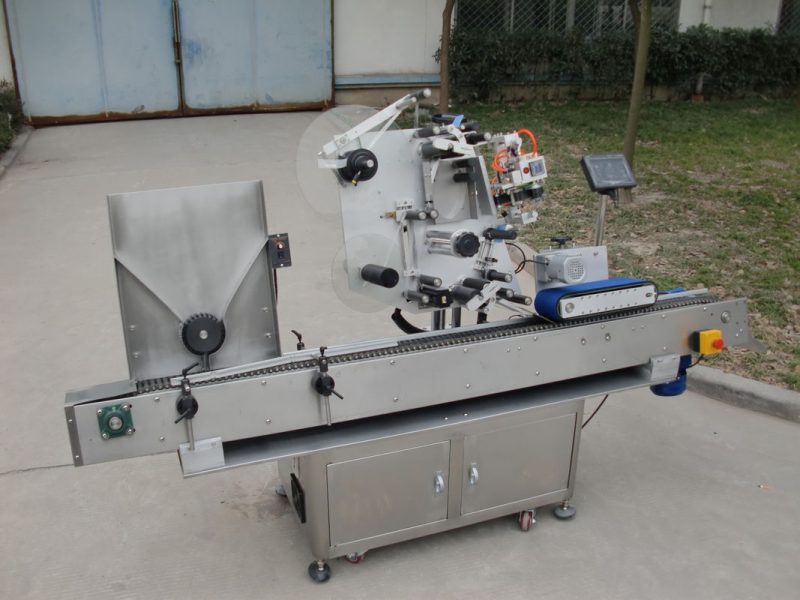 Ķīnas konveijera motora HY zīmola flakonu marķēšanas mašīna, 7. akumulatora etiķetes uzlīmju mašīna elektronikas piegādātājam