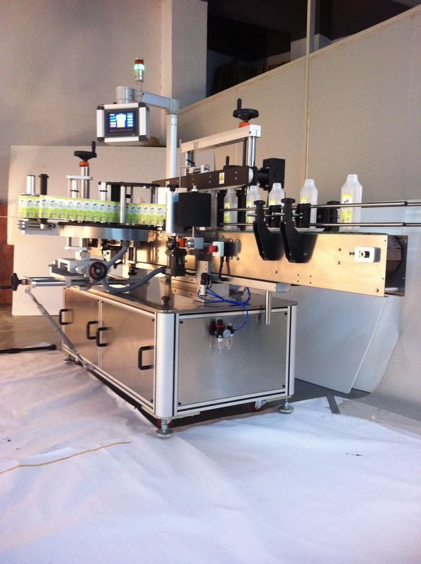 Ķīna dzer kvadrātpudeļu marķēšanas mašīnas divpusēju uzlīmju etiķešu piegādātāju