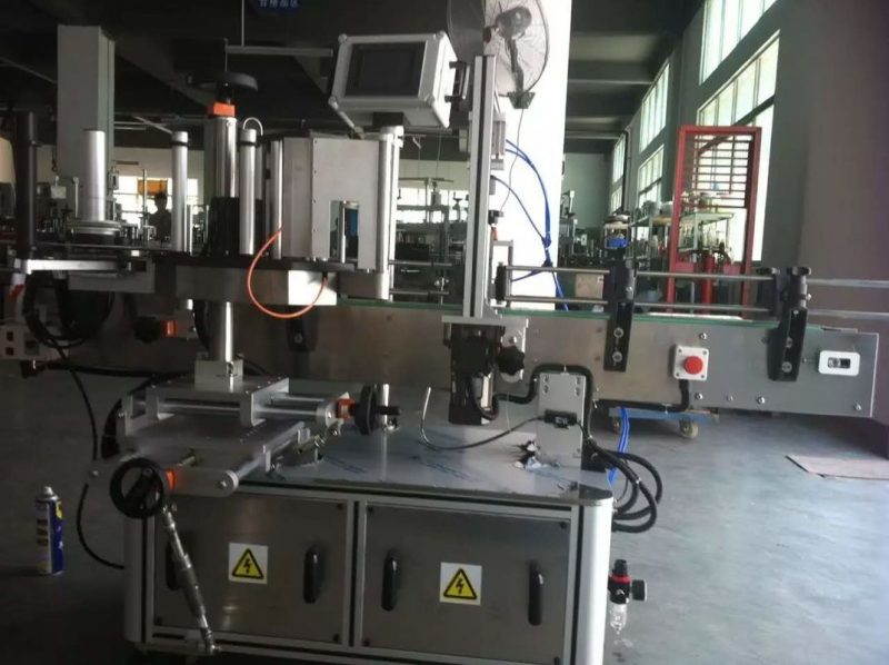 Ķīna Augļu / dārzeņu sulas apaļas pudeles uzlīmes marķēšanas mašīna dzērienu rūpniecības piegādātājam