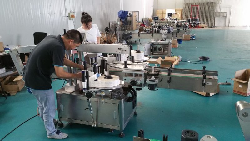 Ķīna pielāgota ūdens pudeles marķēšanas mašīna, automātiska stenda marķēšanas mašīna divpusēju piegādātāju