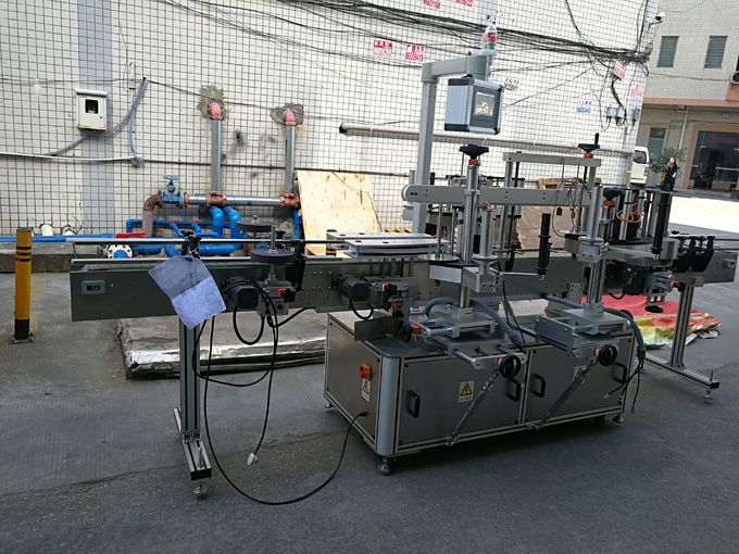 Trīs uzlīmju pašlīmējošās etiķetes mašīna 110V / 380V spriegums